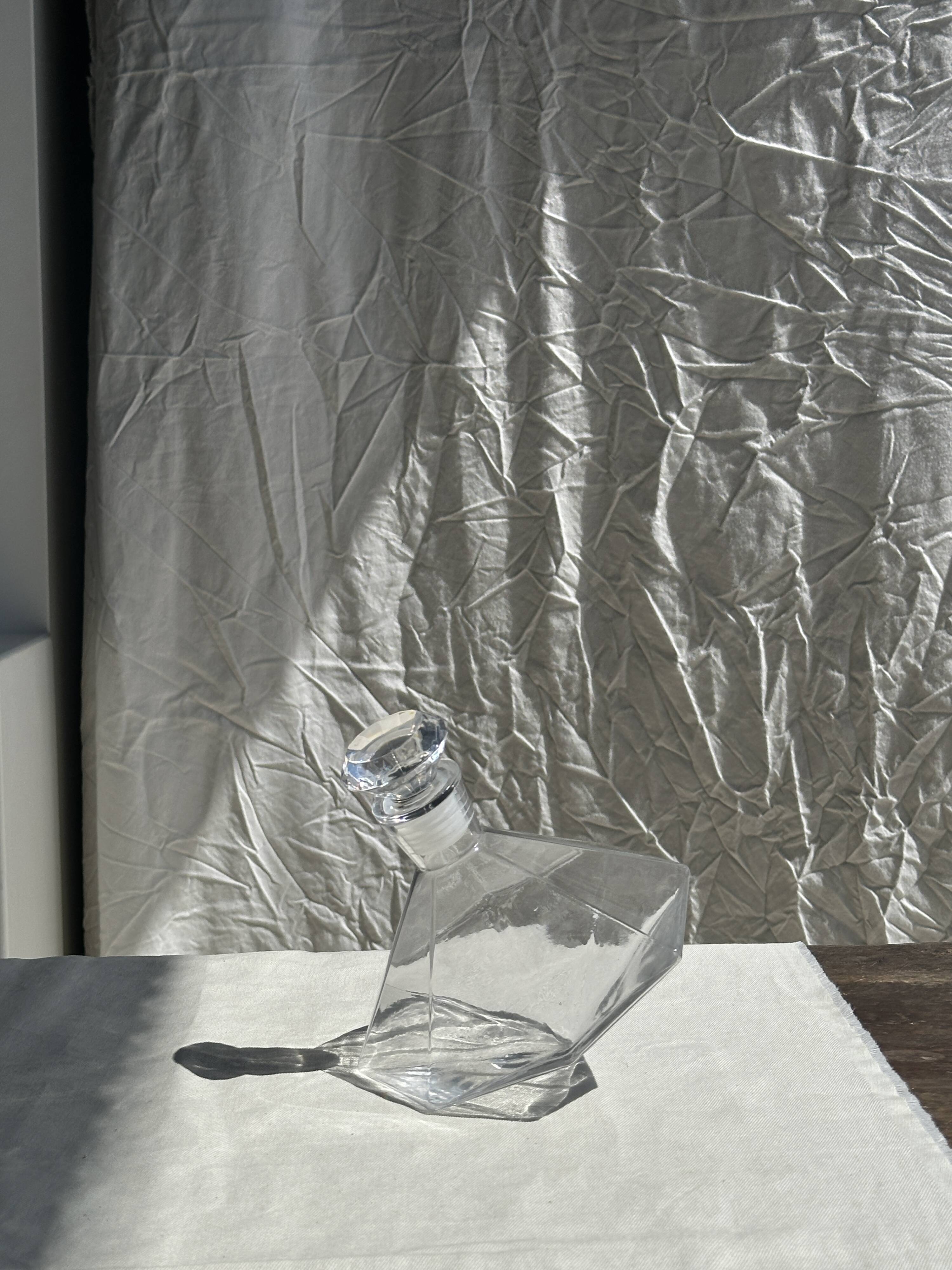 Small geometric carafe with diamond-shaped stopper and its 4 glasses