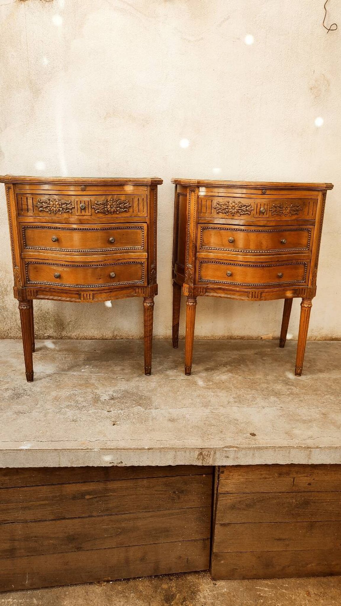 Pair of bow-fronted chests of drawers in walnut