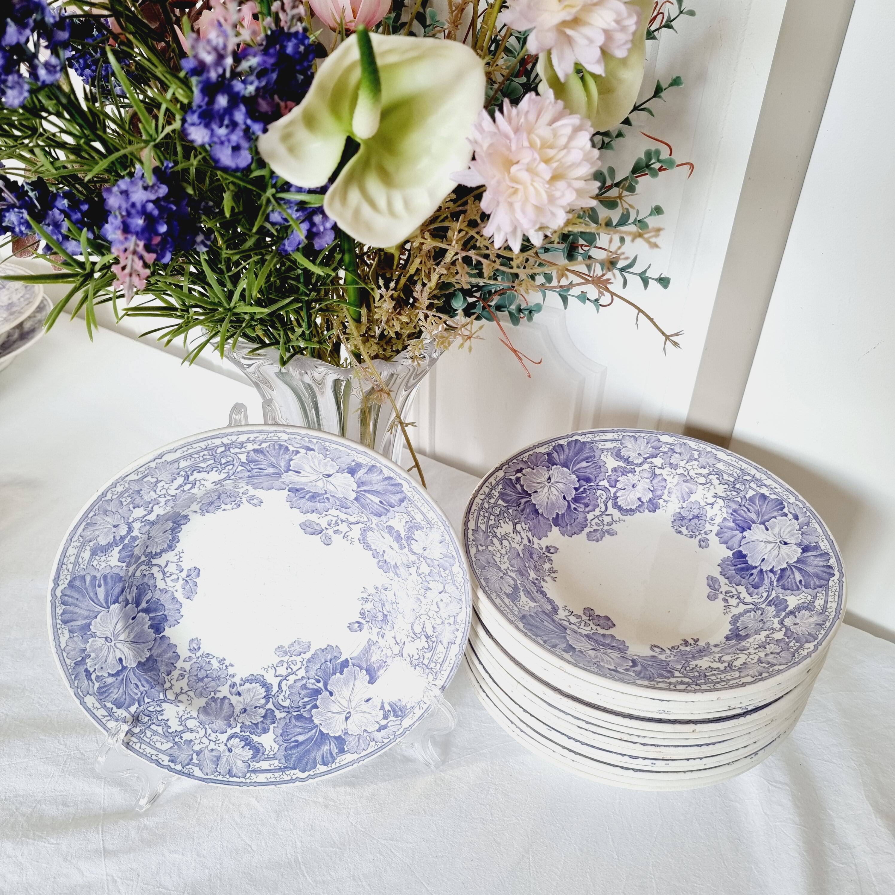 6 assiettes creuses en terre de fer violette, Sarreguemines U&C service "Géranium", 19ème siècle