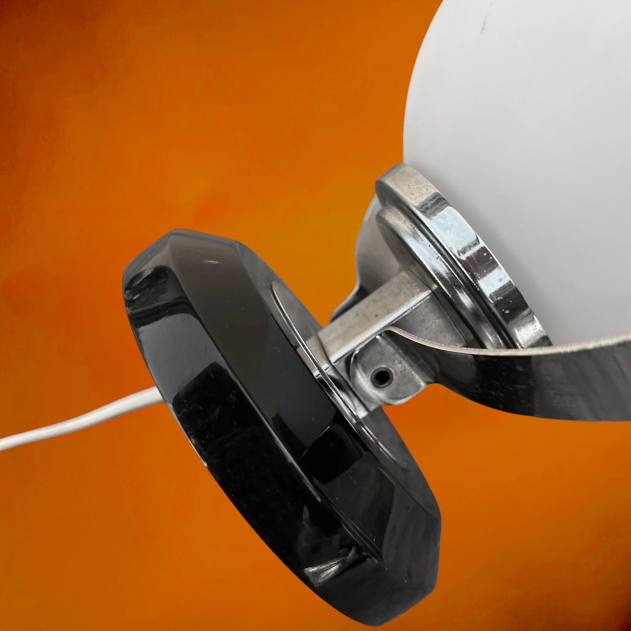 Lampe de table Space Age en opaline et chrome – Années 1970