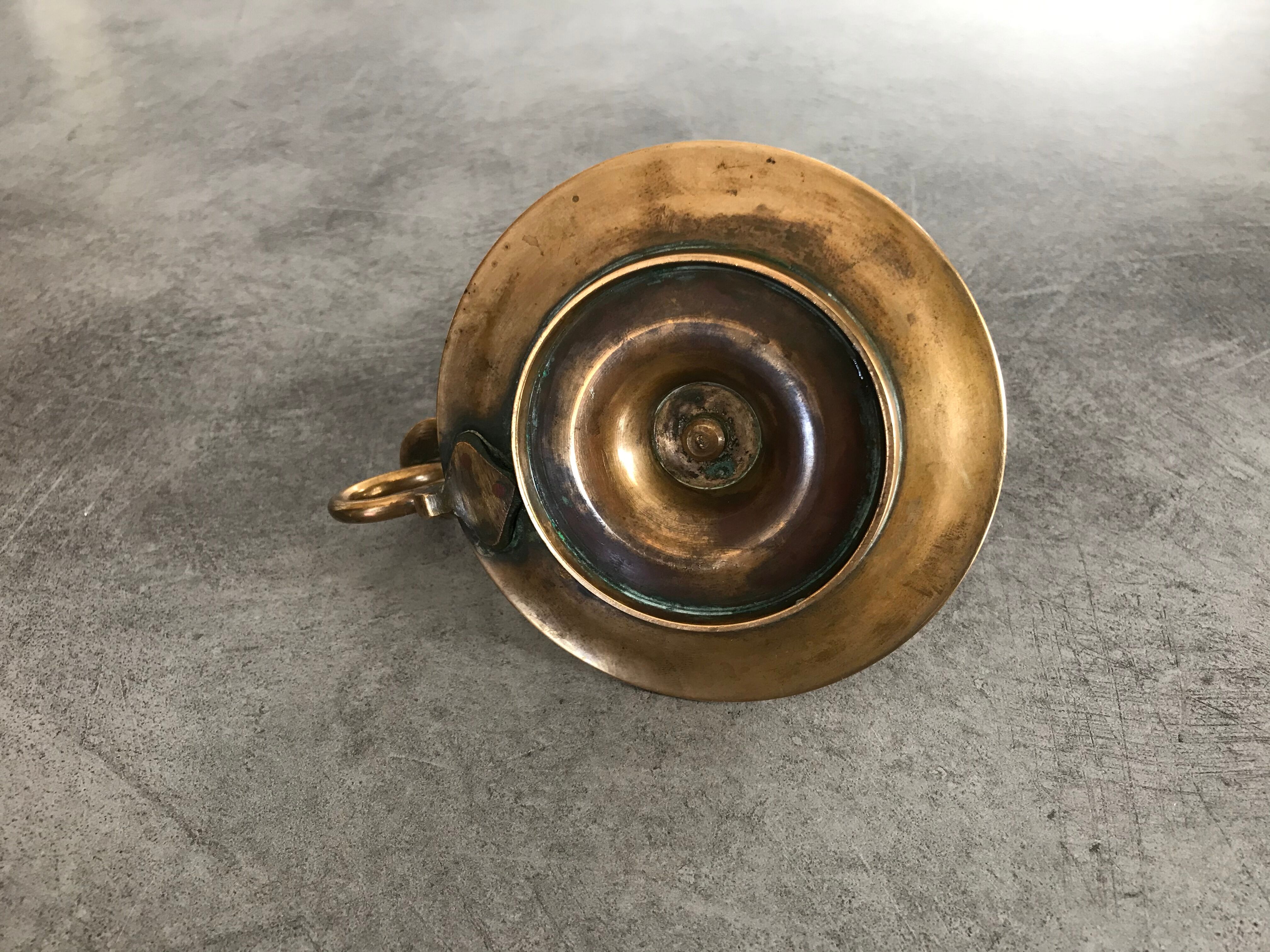 Hand candlestick in massive brasse