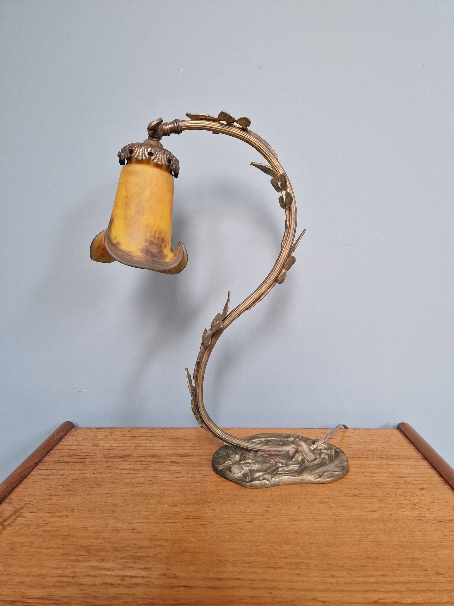 Art Nouveau lamp in bronze with a tulip signed LN (Lunéville)