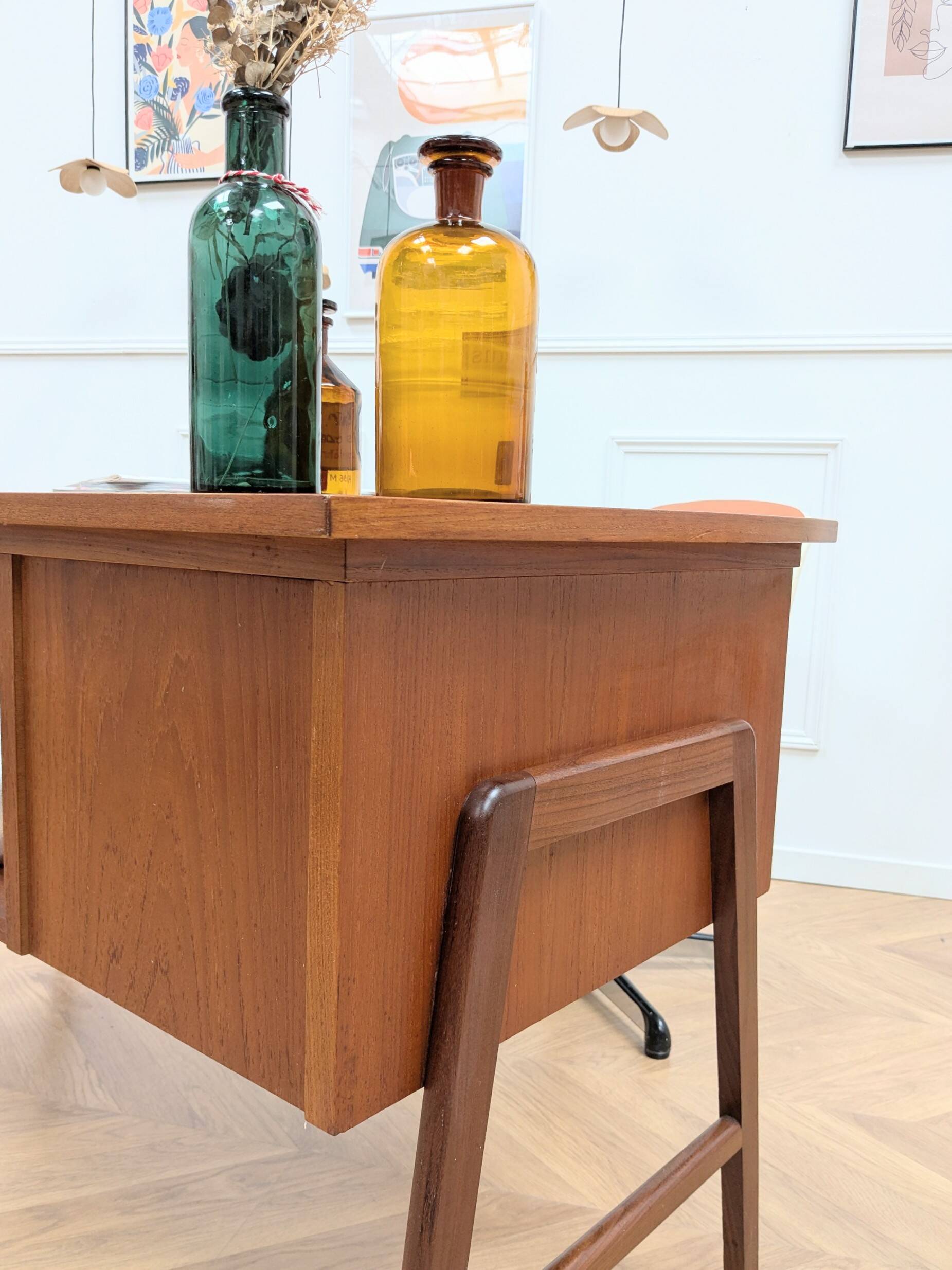 Designer double-sided desk