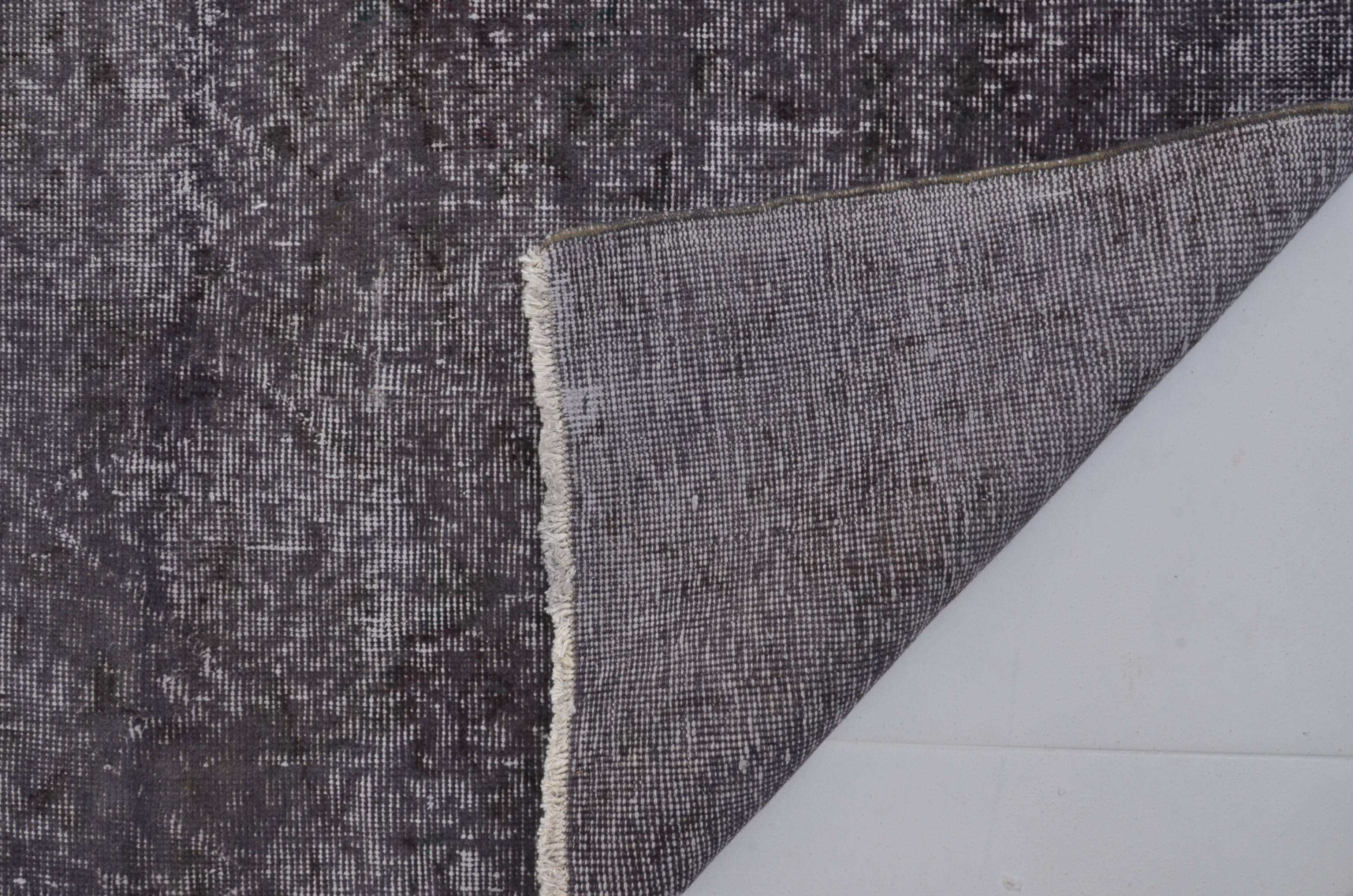 Tapis en laine grise