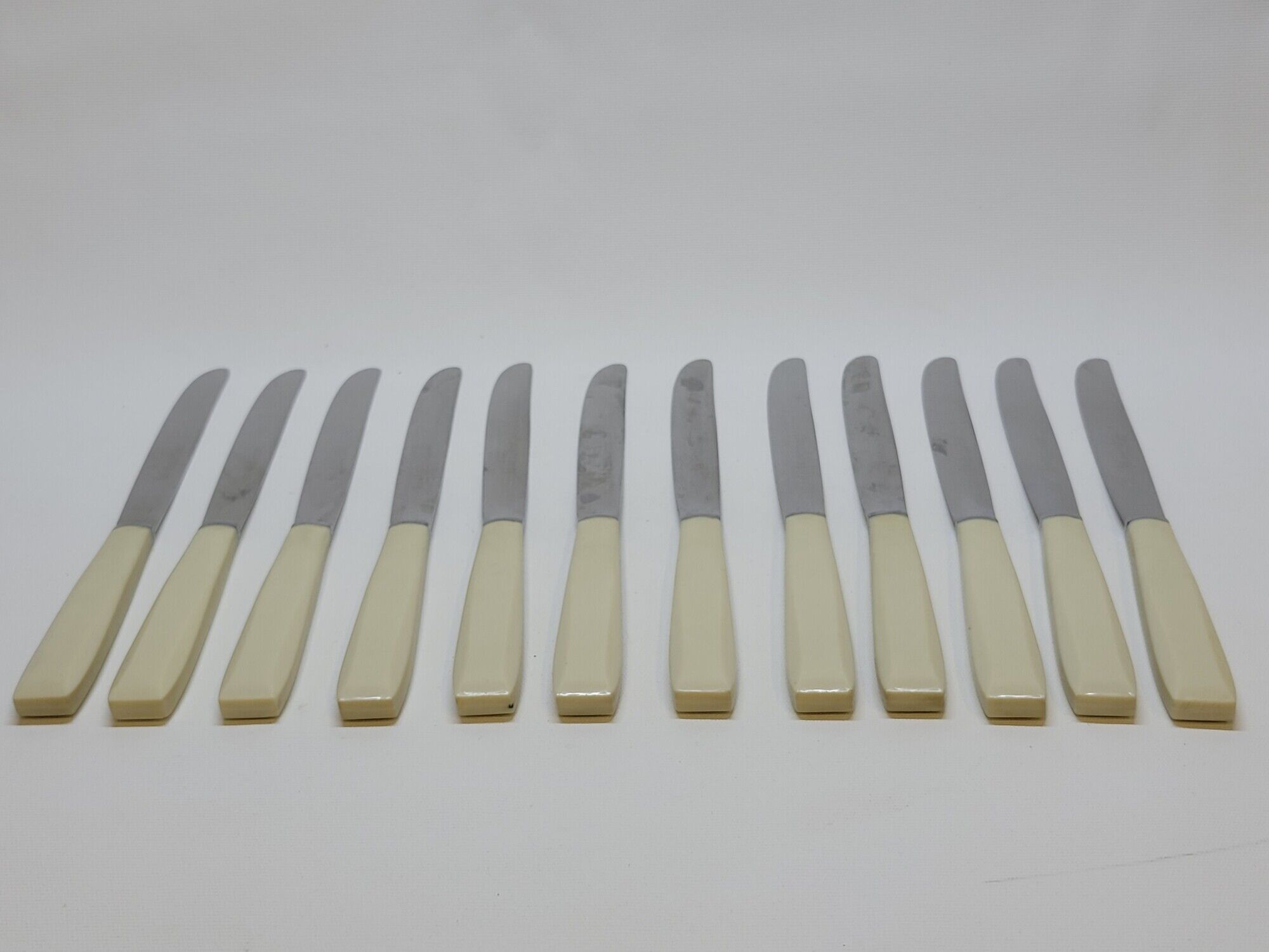 Household box of 12 vintage stainless steel knives and unbreakable resin