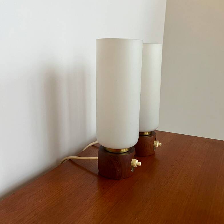 Paire de petites lampes poser teck et opaline