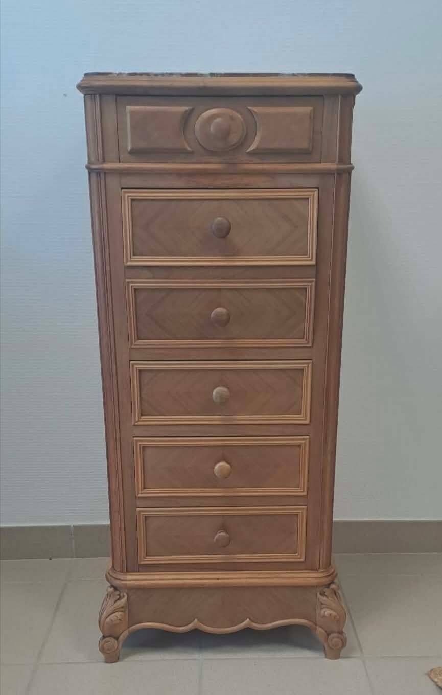 Oak chest of drawers