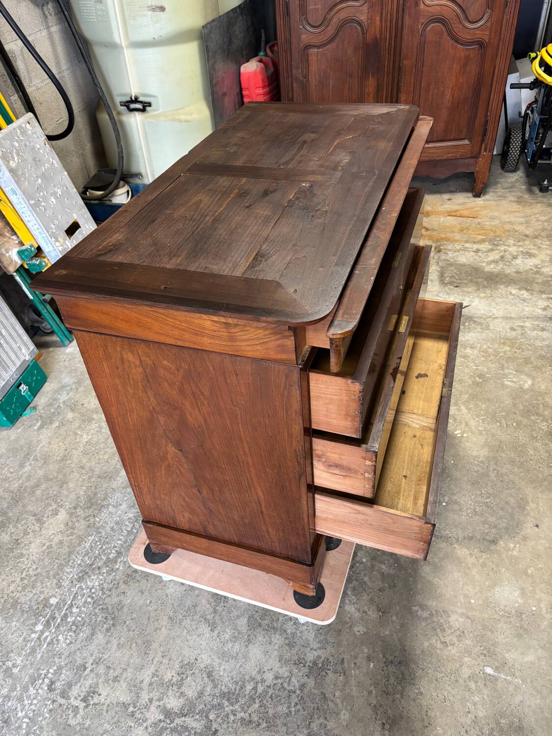 Antique chest of drawers