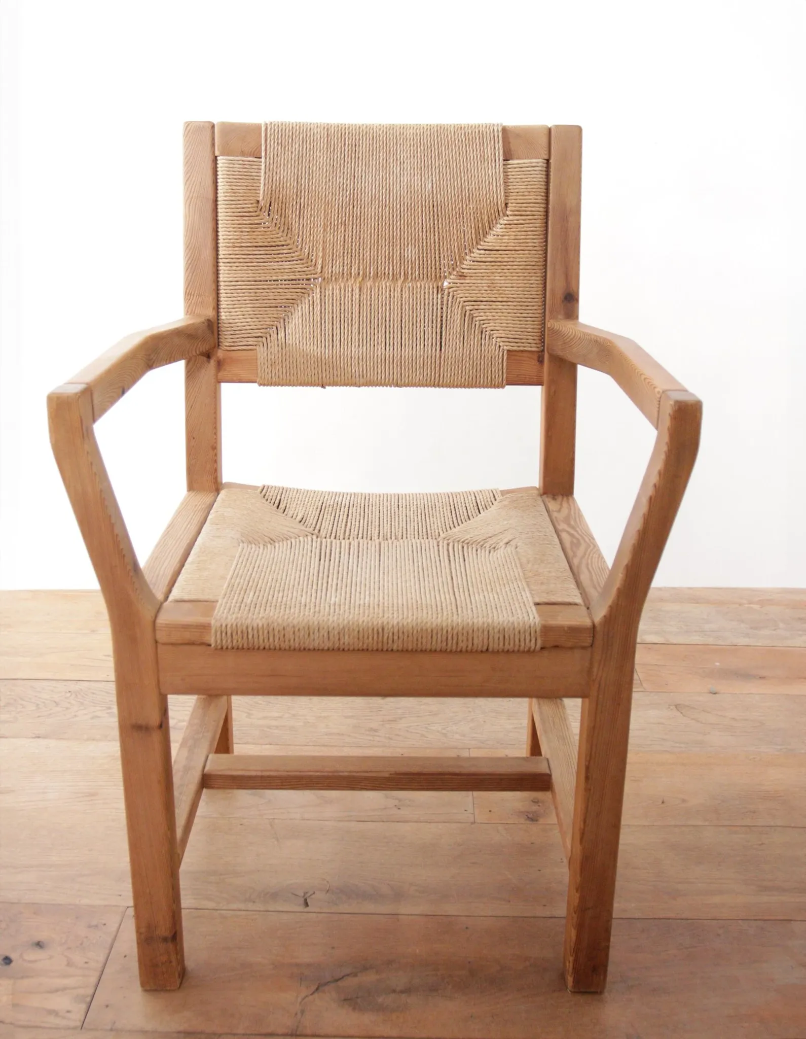 Ensemble de quatre chaises de salle à manger danoises modernes du milieu du siècle en papercord et pin massif.