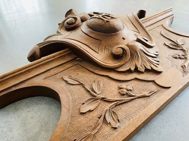 Monogrammed architectural element RE