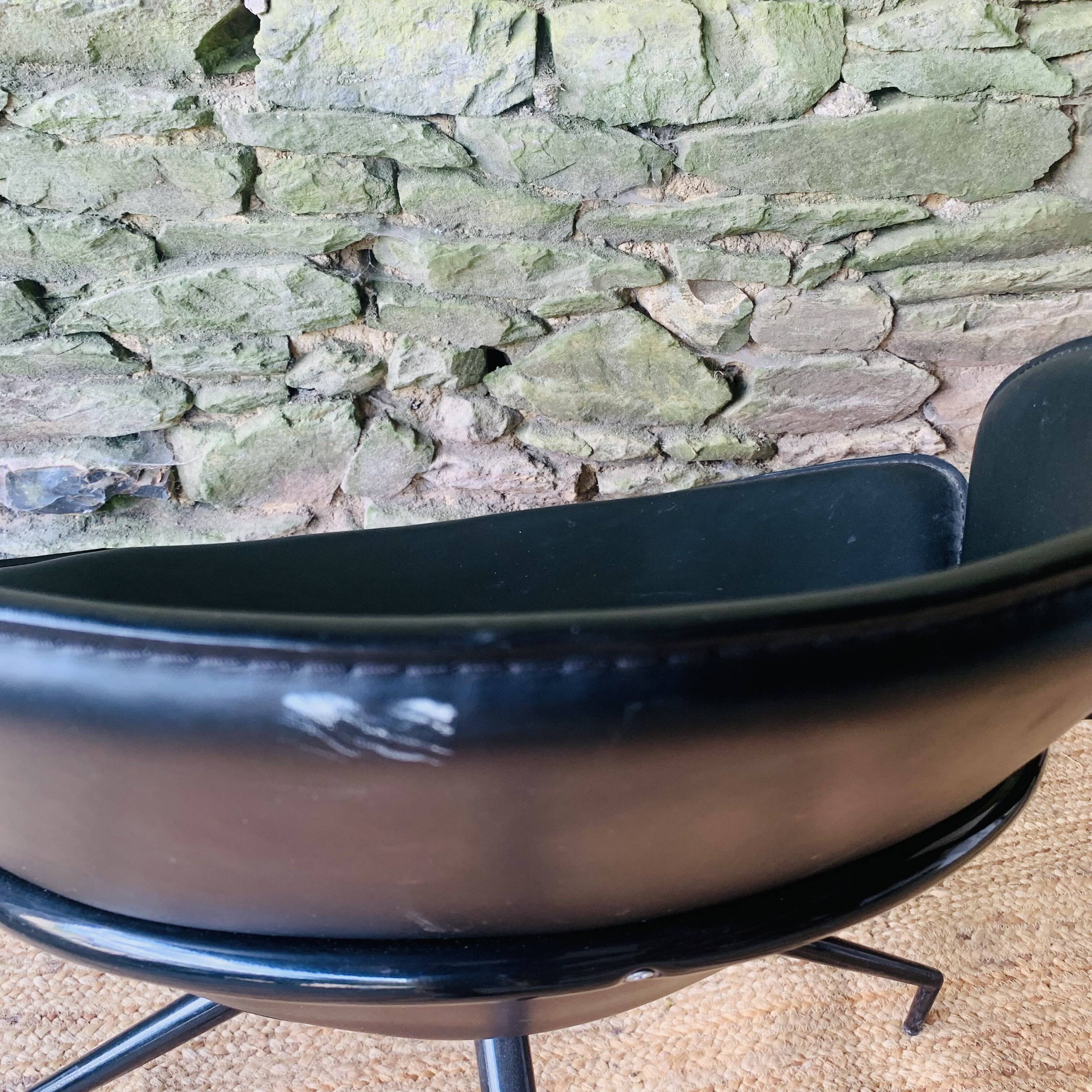 Paire de fauteuils pivotants modernistes en cuir noir