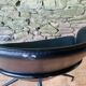 Paire de fauteuils pivotants modernistes en cuir noir