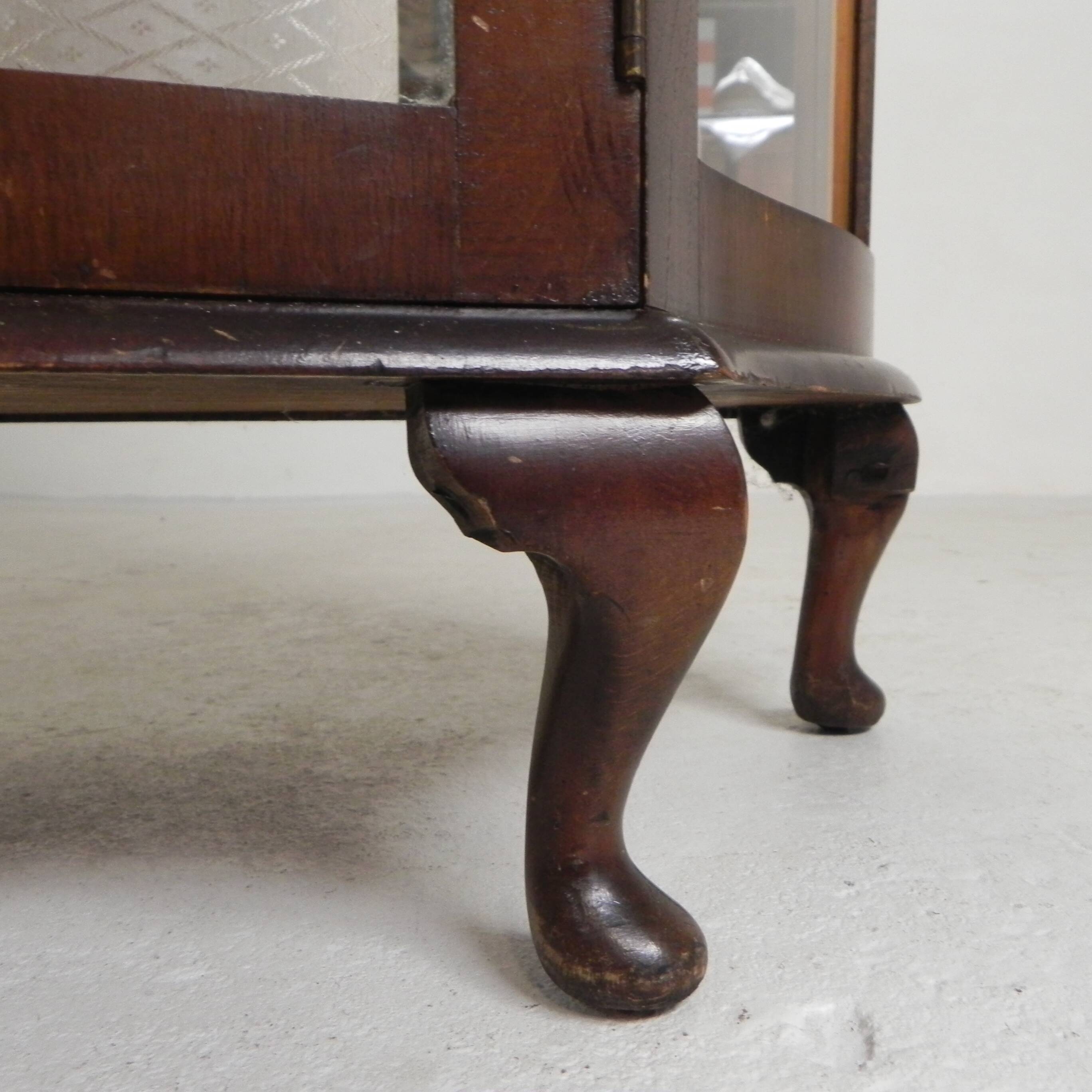 English Art Deco display cabinet on ornate legs, 1930s