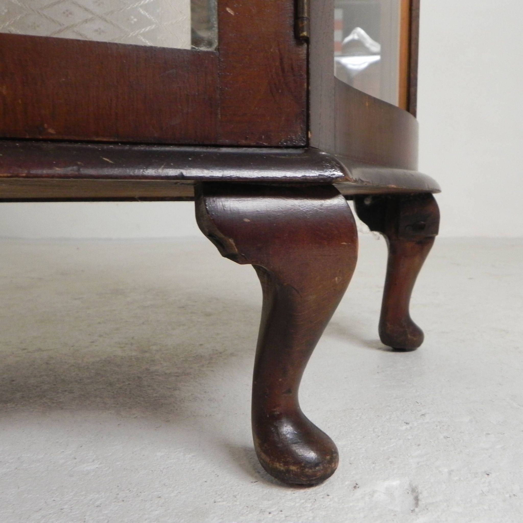 English Art Deco display cabinet on ornate legs, 1930s