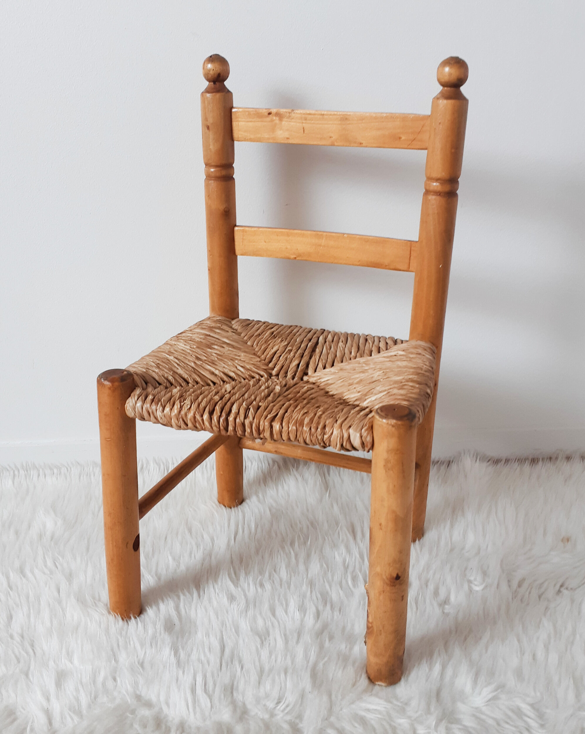 Vintage children's chair in wood and straw
