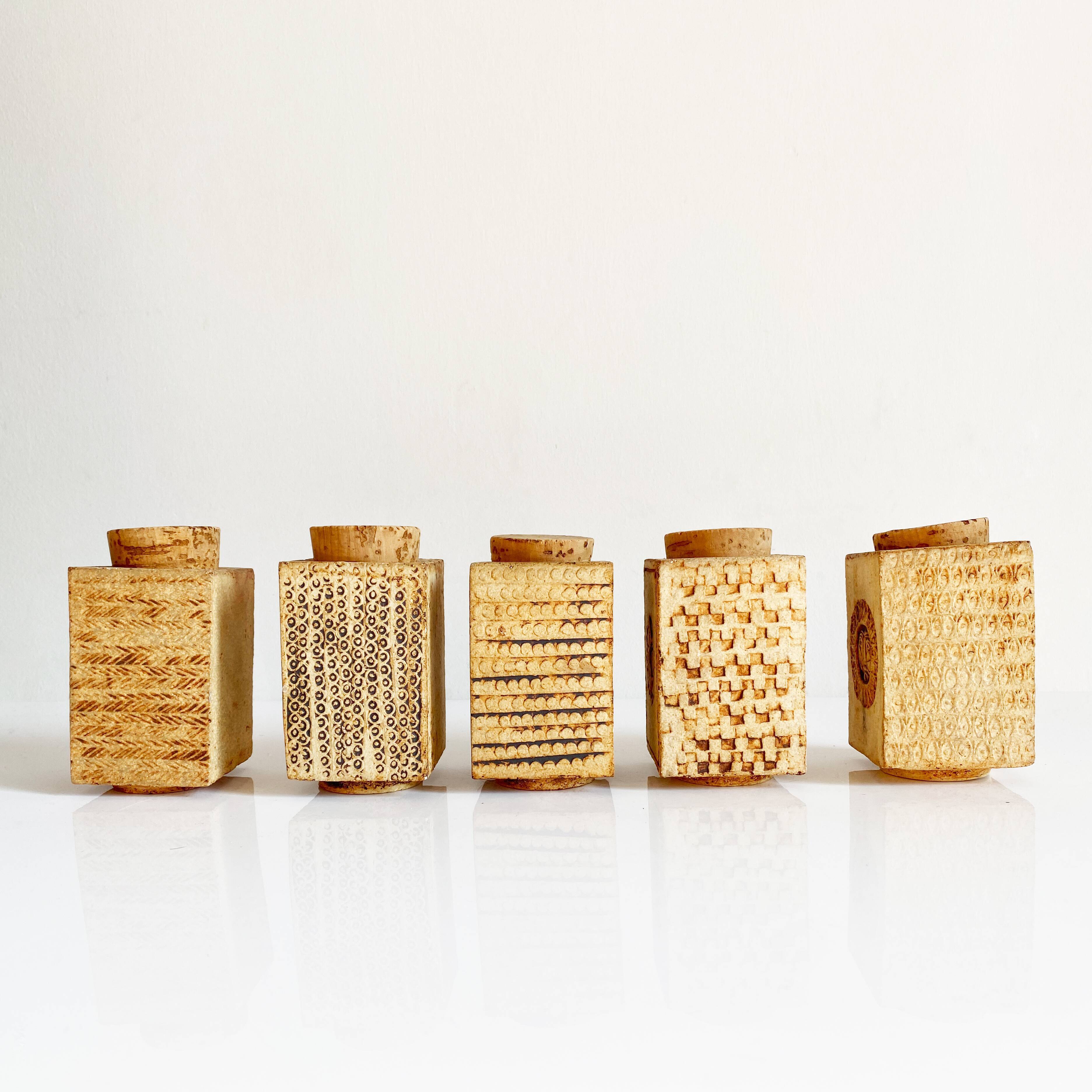 Cinq pots à épices ou à thé de Roger Capron sur étagère en bois d’olivier, France années 70