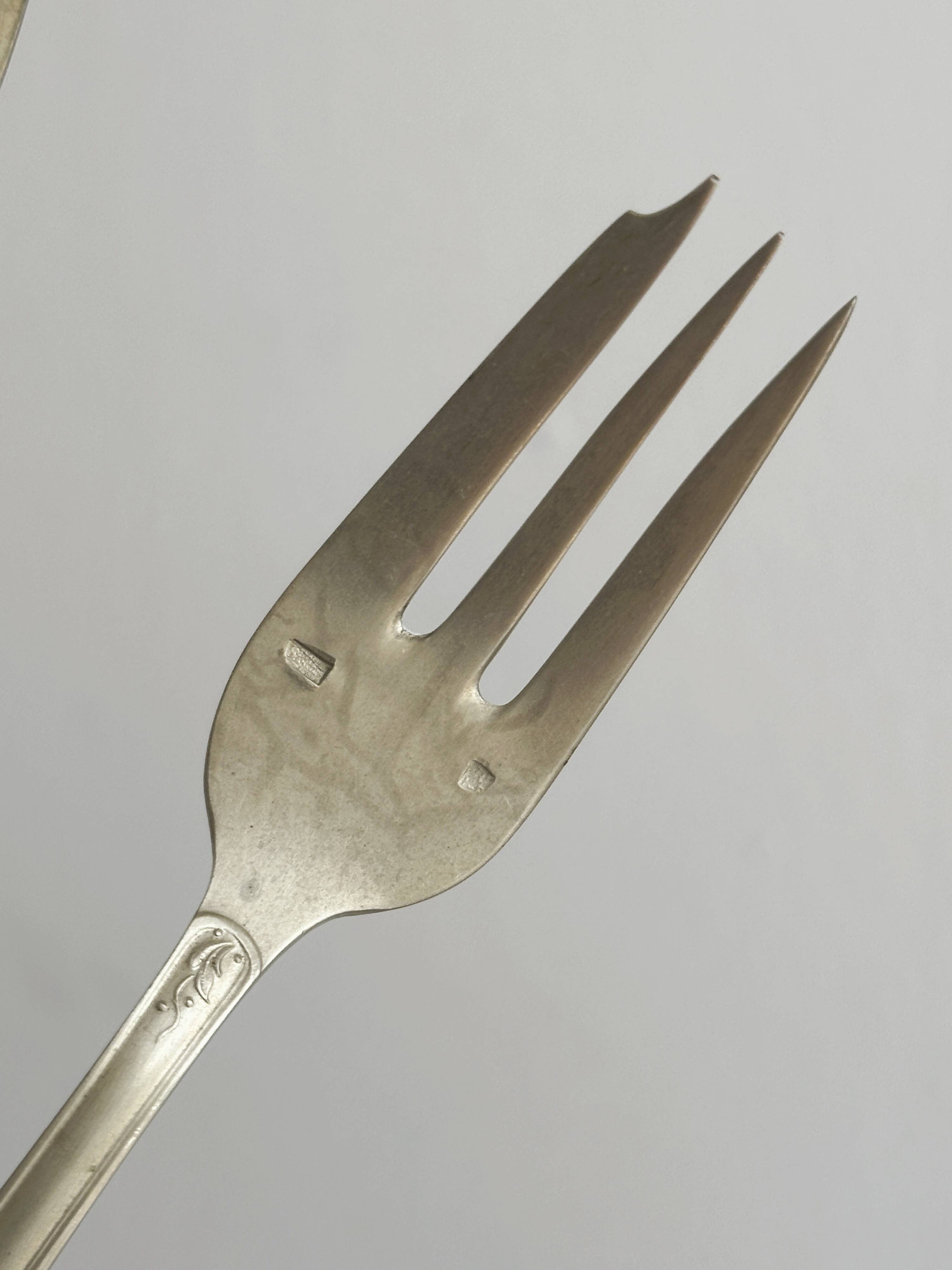 Paire de fourchettes en métal argenté, design orné