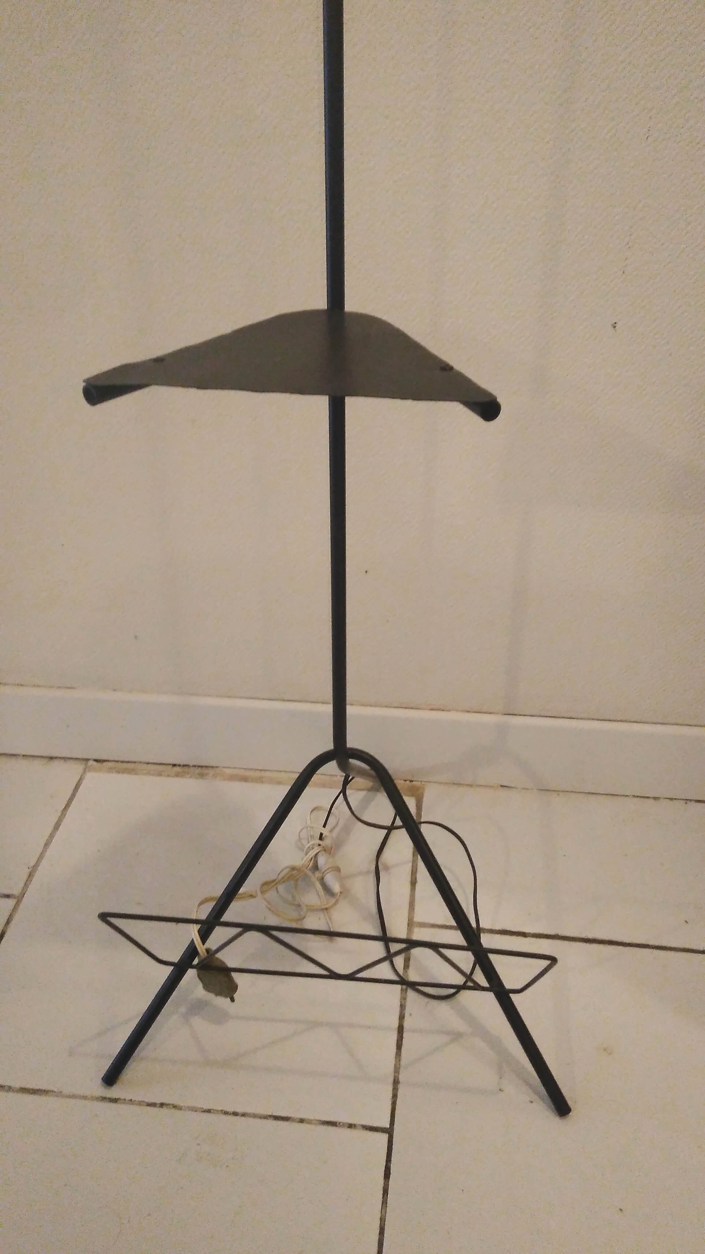 Lampadaire tripode vintage métal noir porte revue et tablette