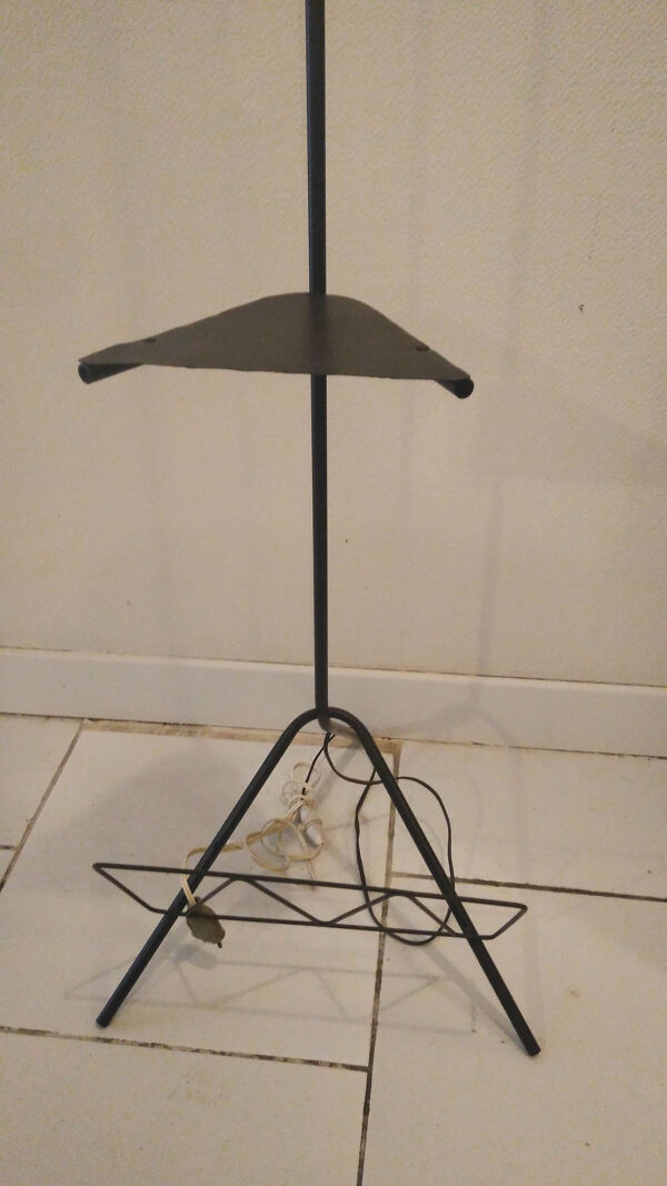 Lampadaire tripode vintage métal noir porte revue et tablette