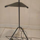 Lampadaire tripode vintage métal noir porte revue et tablette
