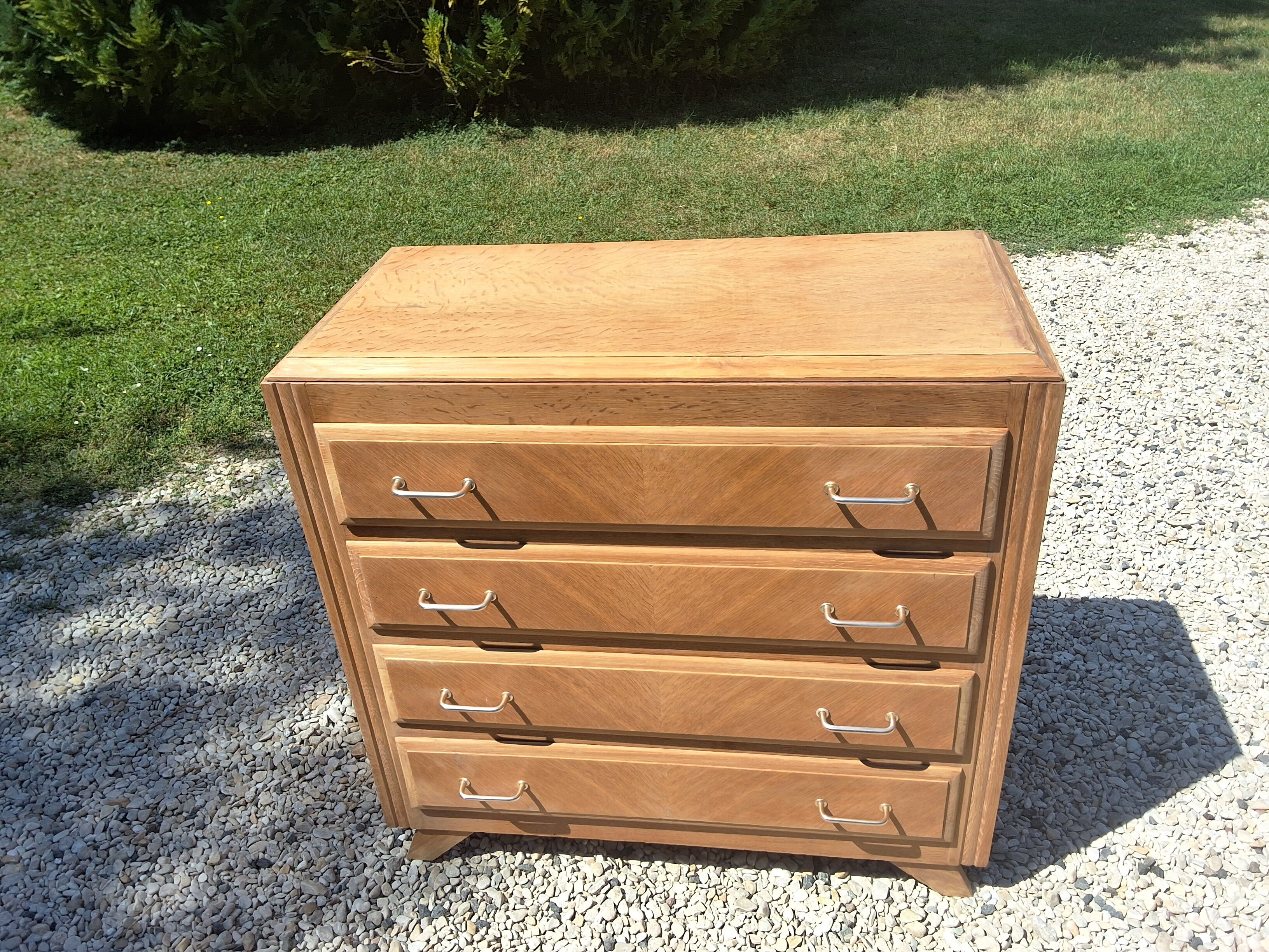 Commode pieds compas
