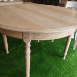 Round table with extensions