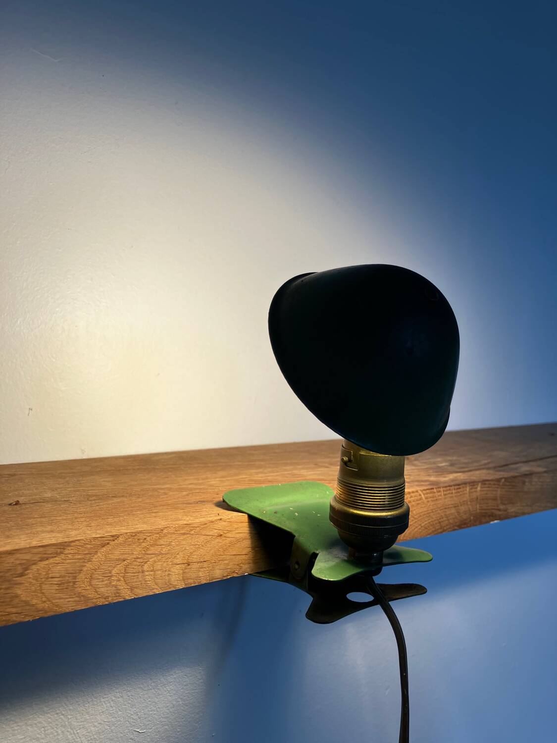 Clip-on mushroom lamp