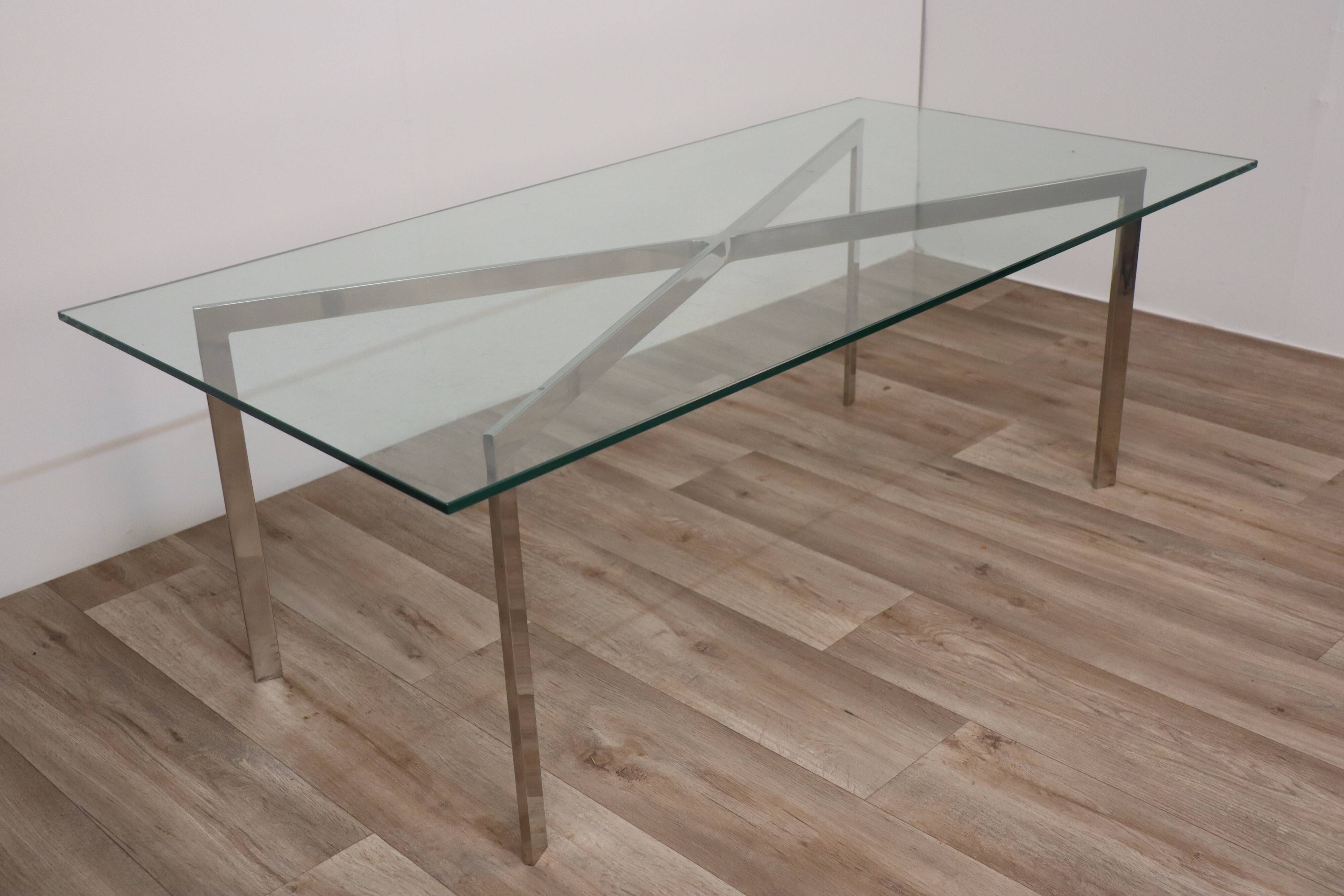 Table basse minimaliste en acier chromé et verre