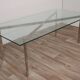 Table basse minimaliste en acier chromé et verre