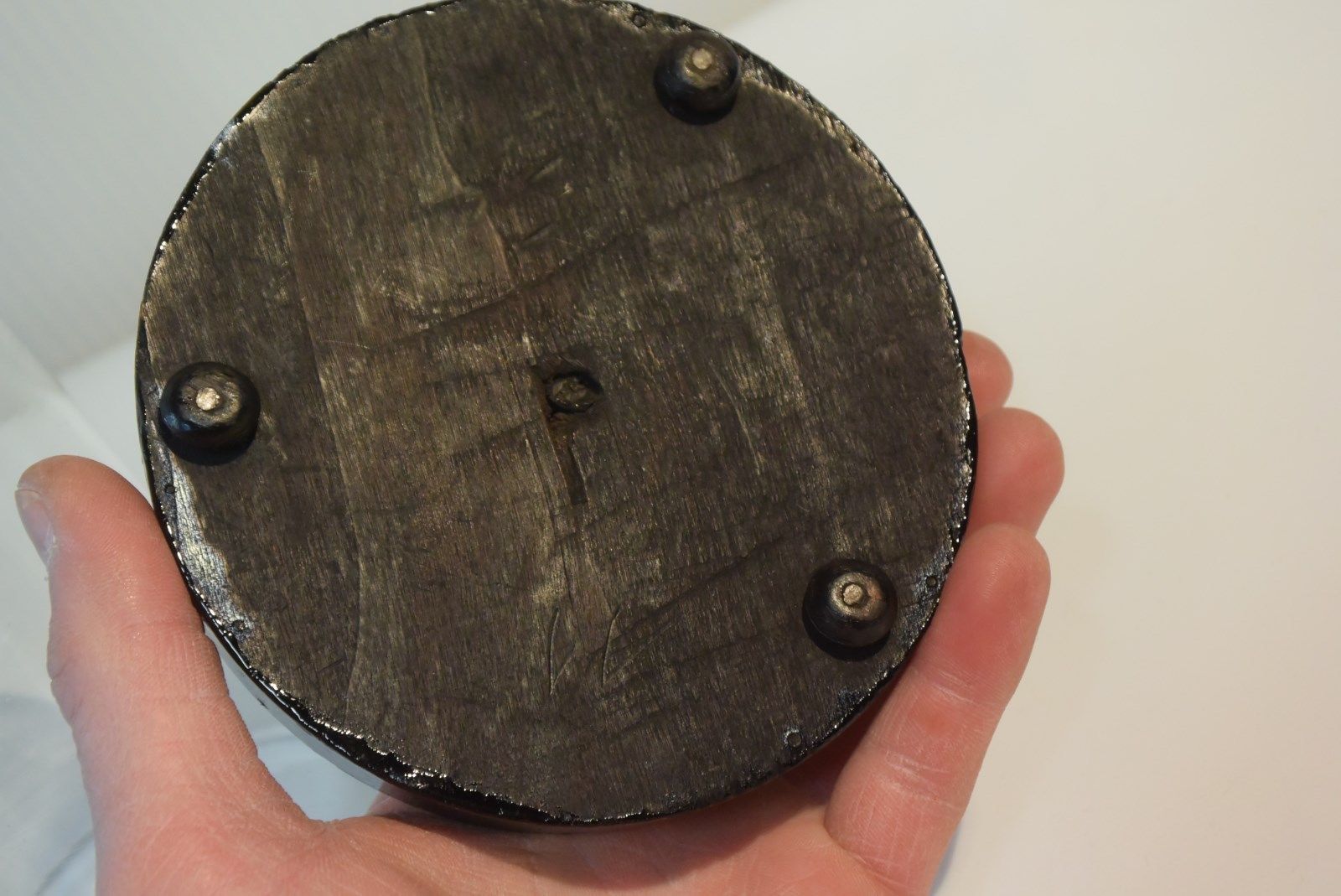 Support en bois avec globe en verre