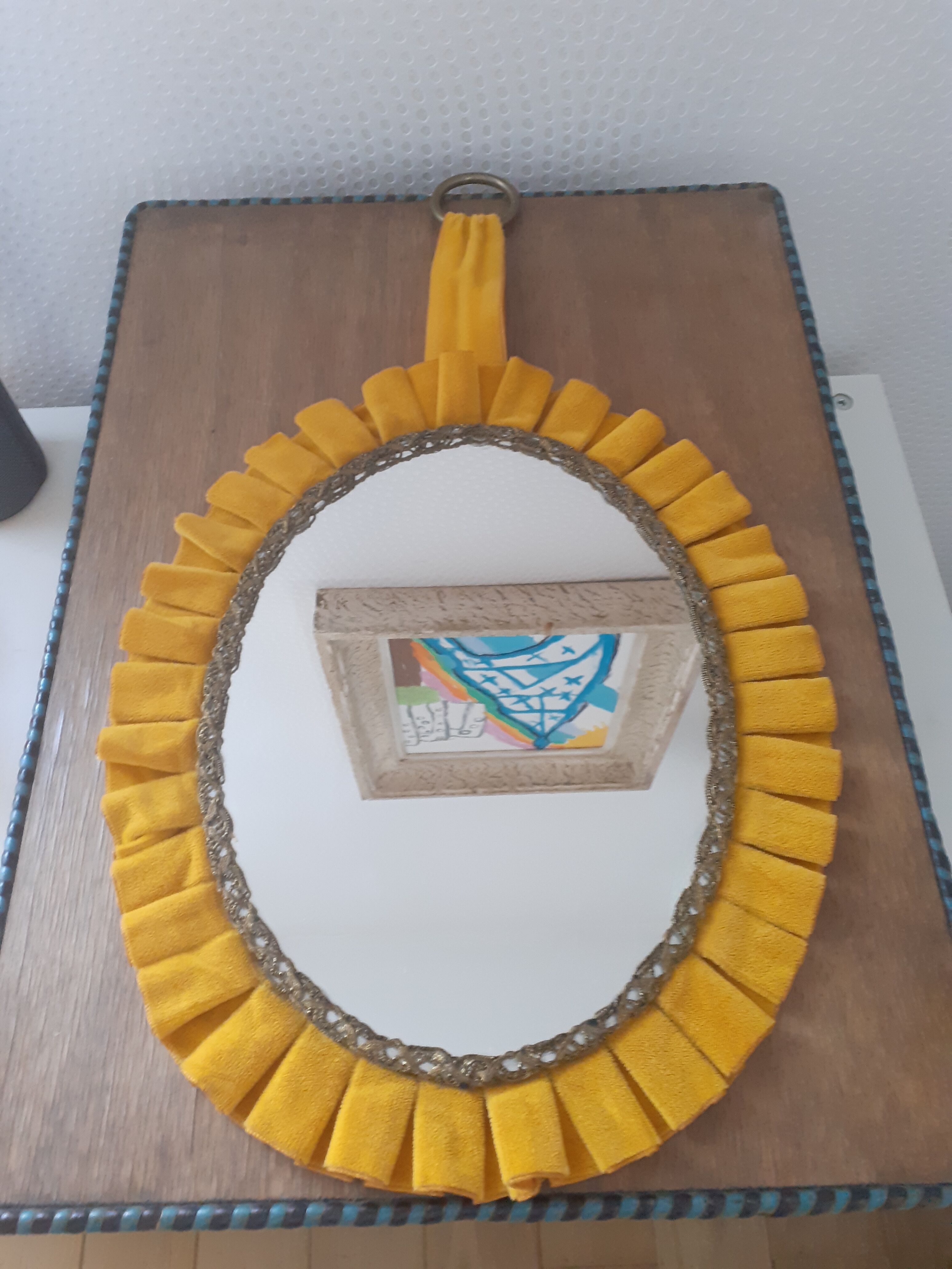 Miroir ovale vintage couleur mirabelle