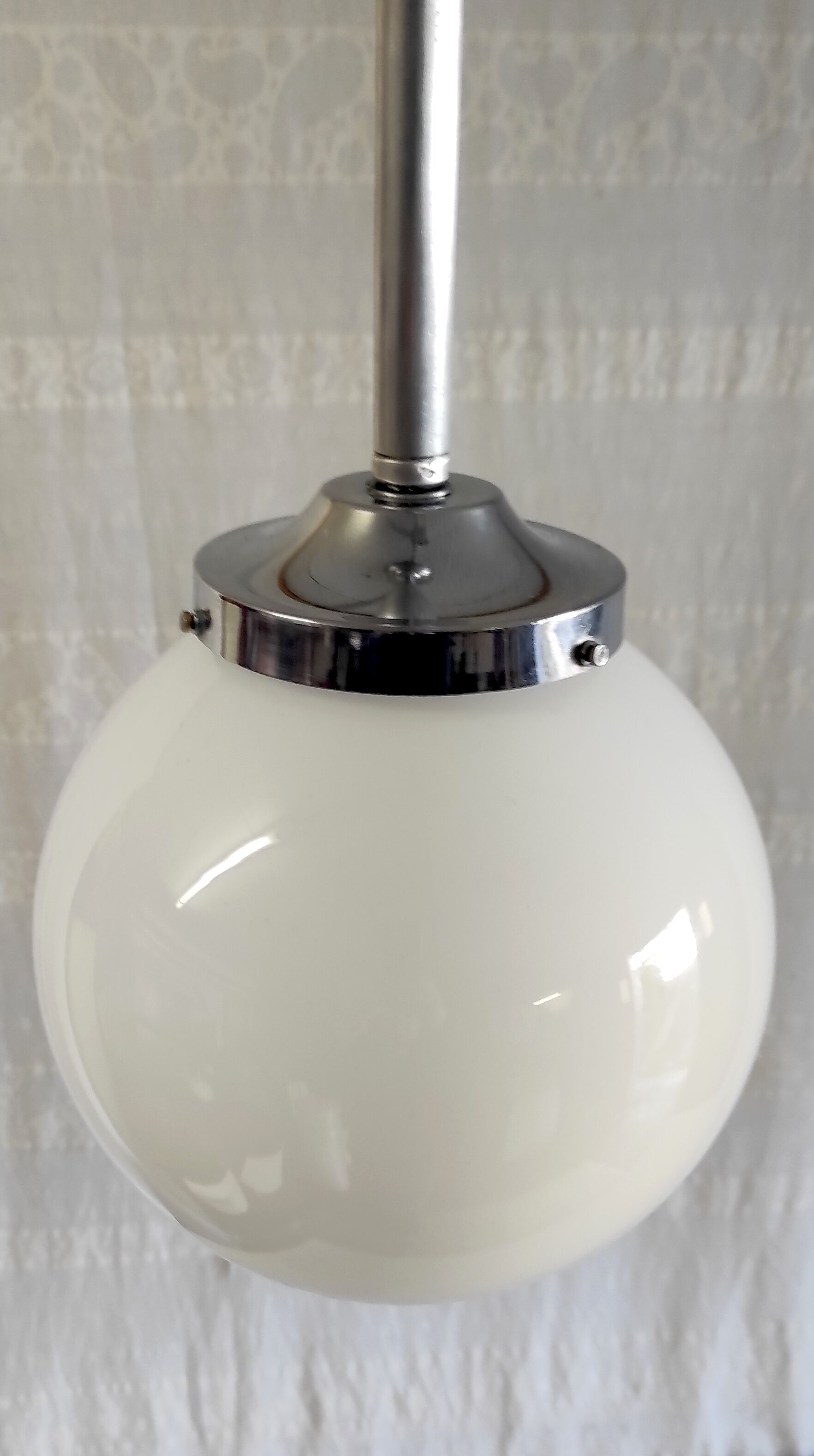 Suspension métal chromé et globe opaline blanc, années 50/60