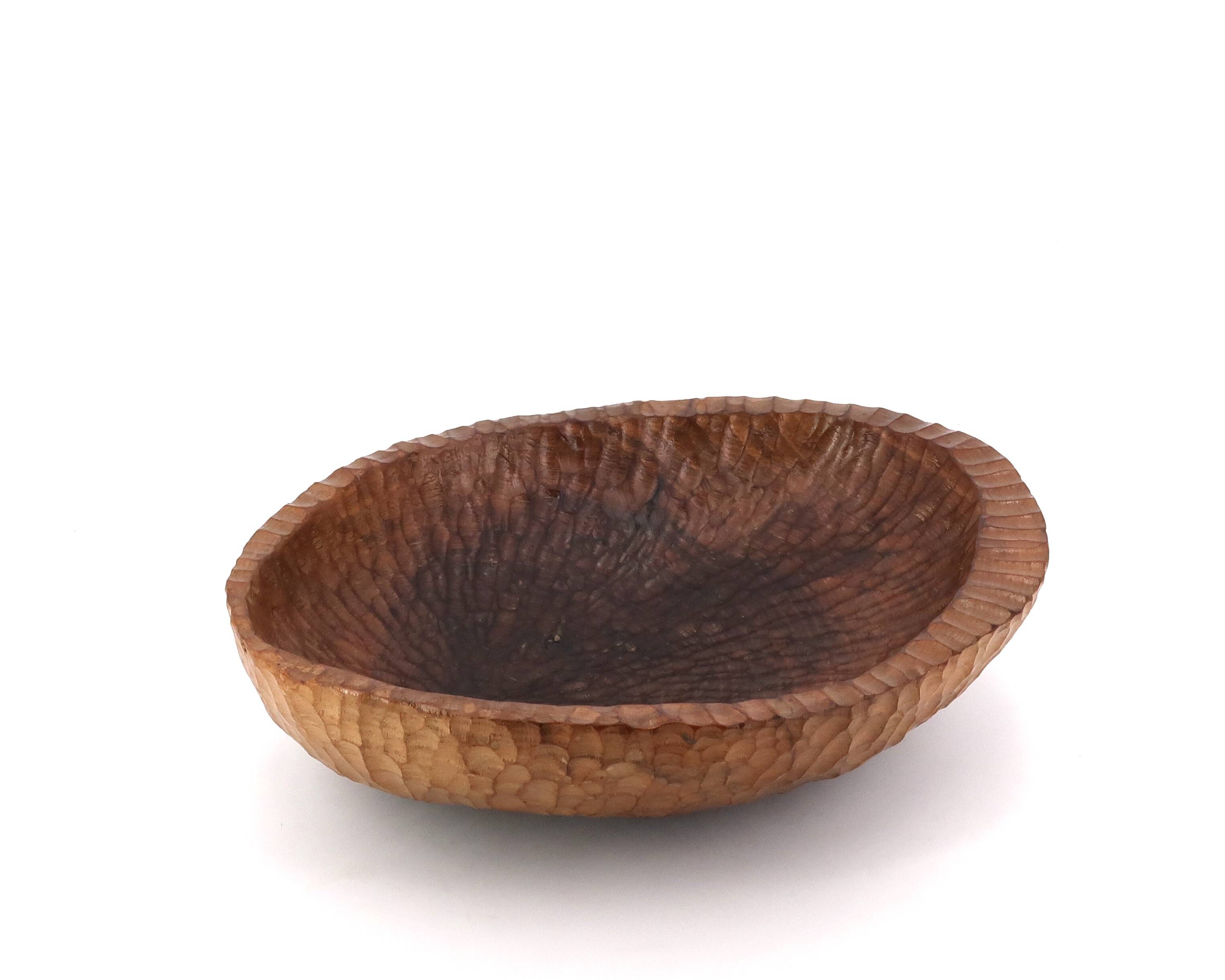 Centre de table en bois taillé à la gouge signé 1974
