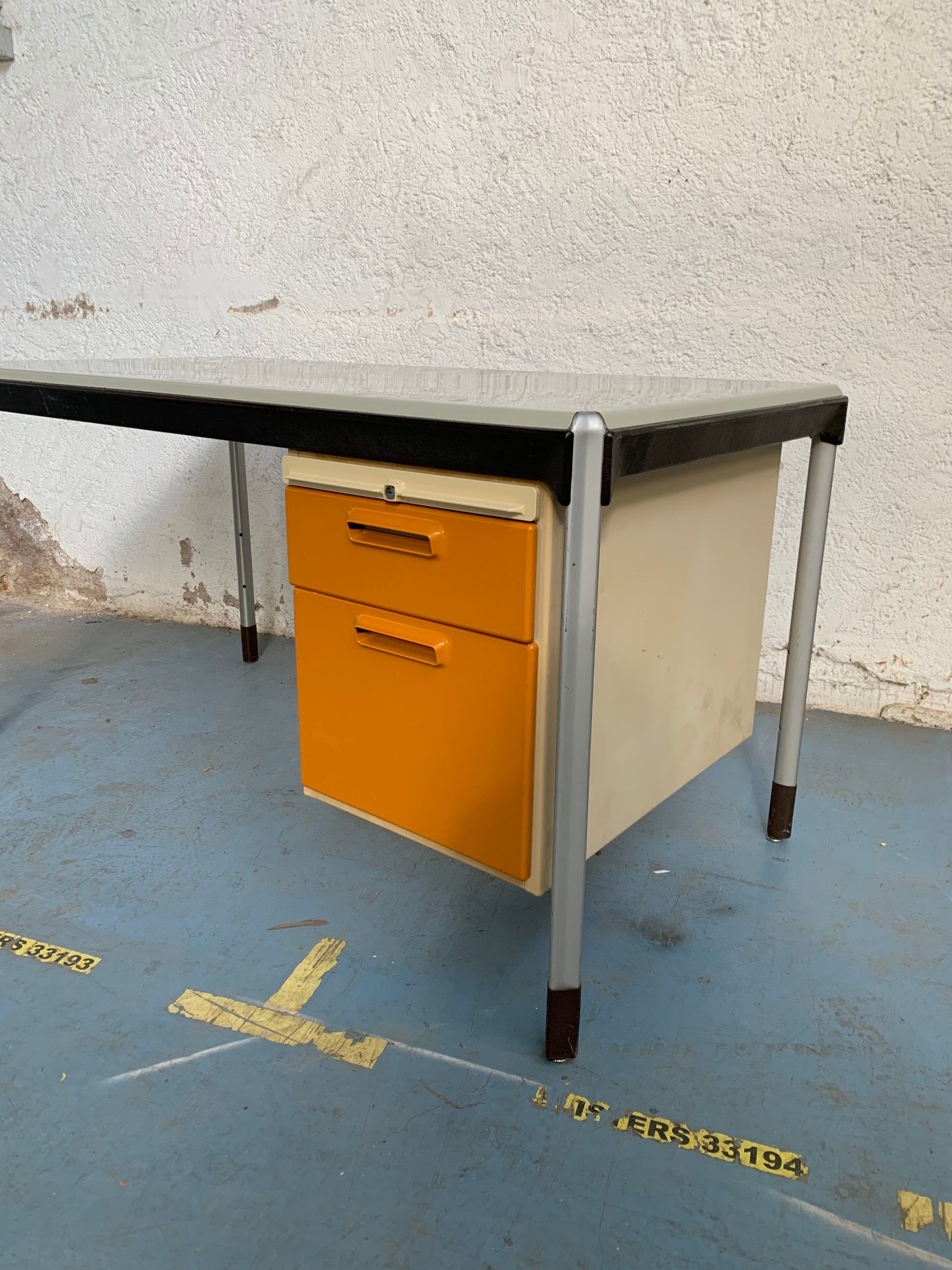 Desk 70s strafor