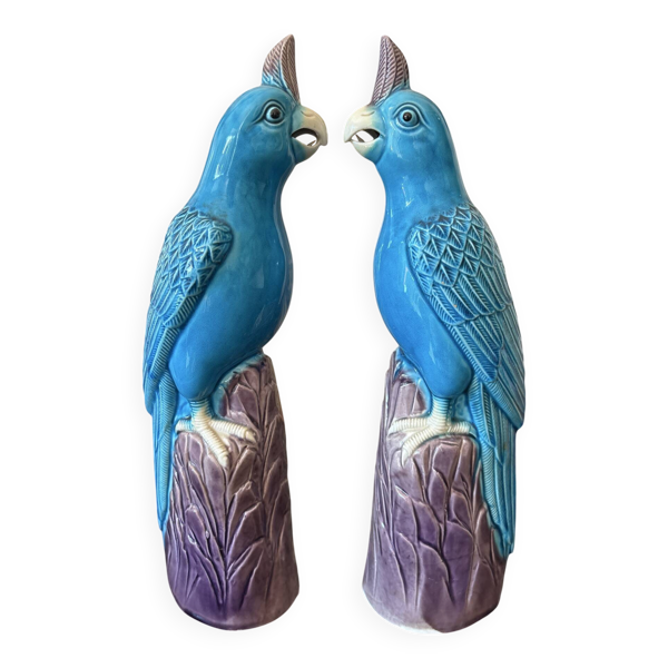 Rare paire de perroquets cacatoès en porcelaine chinoise émaillée