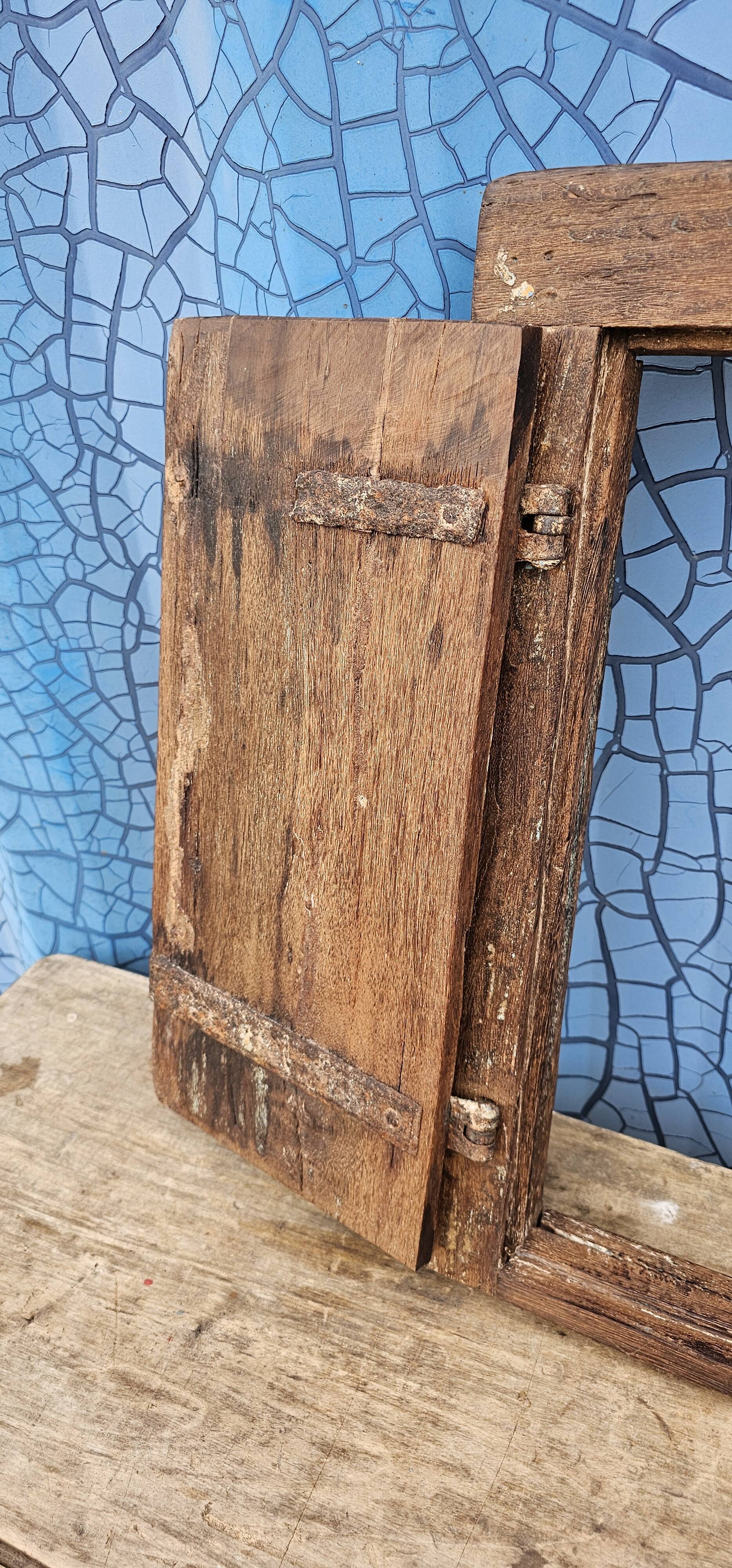 Ancienne fenêtre tribale en bois