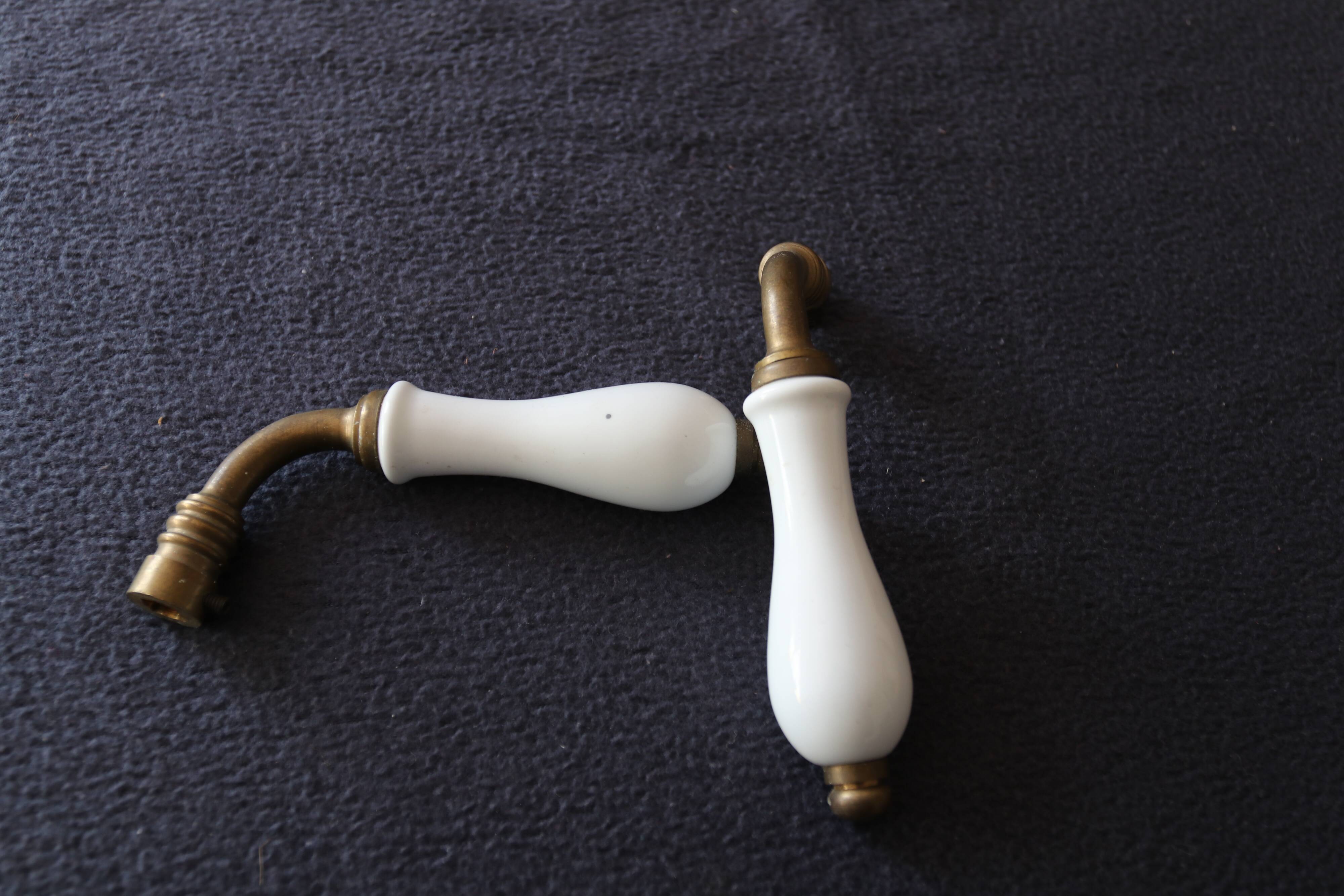Lot de deux poignées de porte en porcelaine