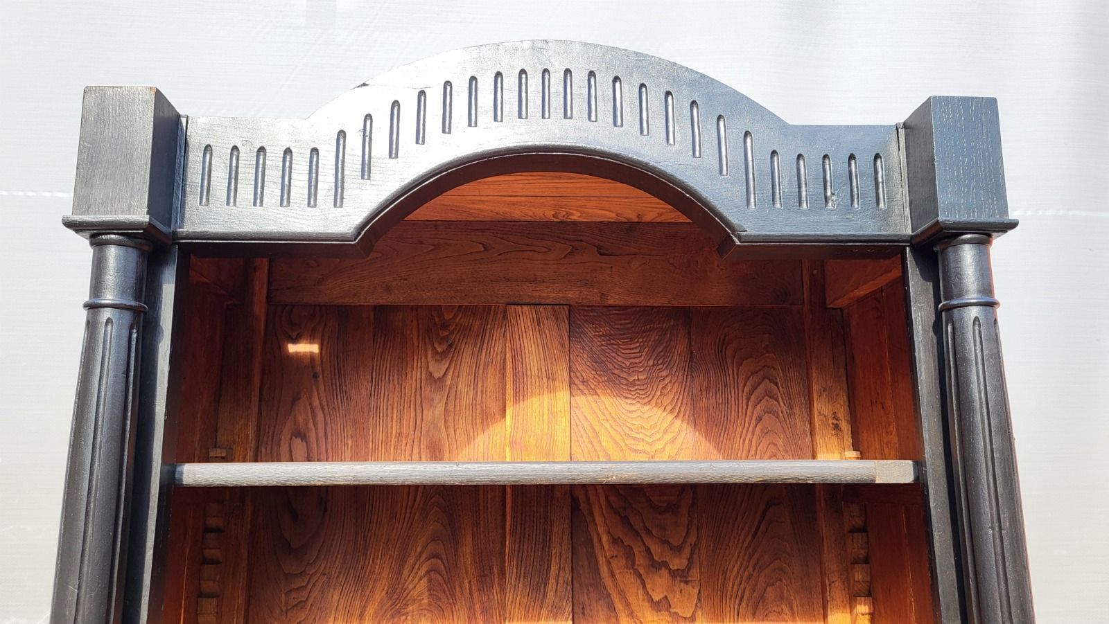 Monumental library with black two-tone oak.