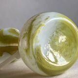 Pichet en verre soufflé opalin.