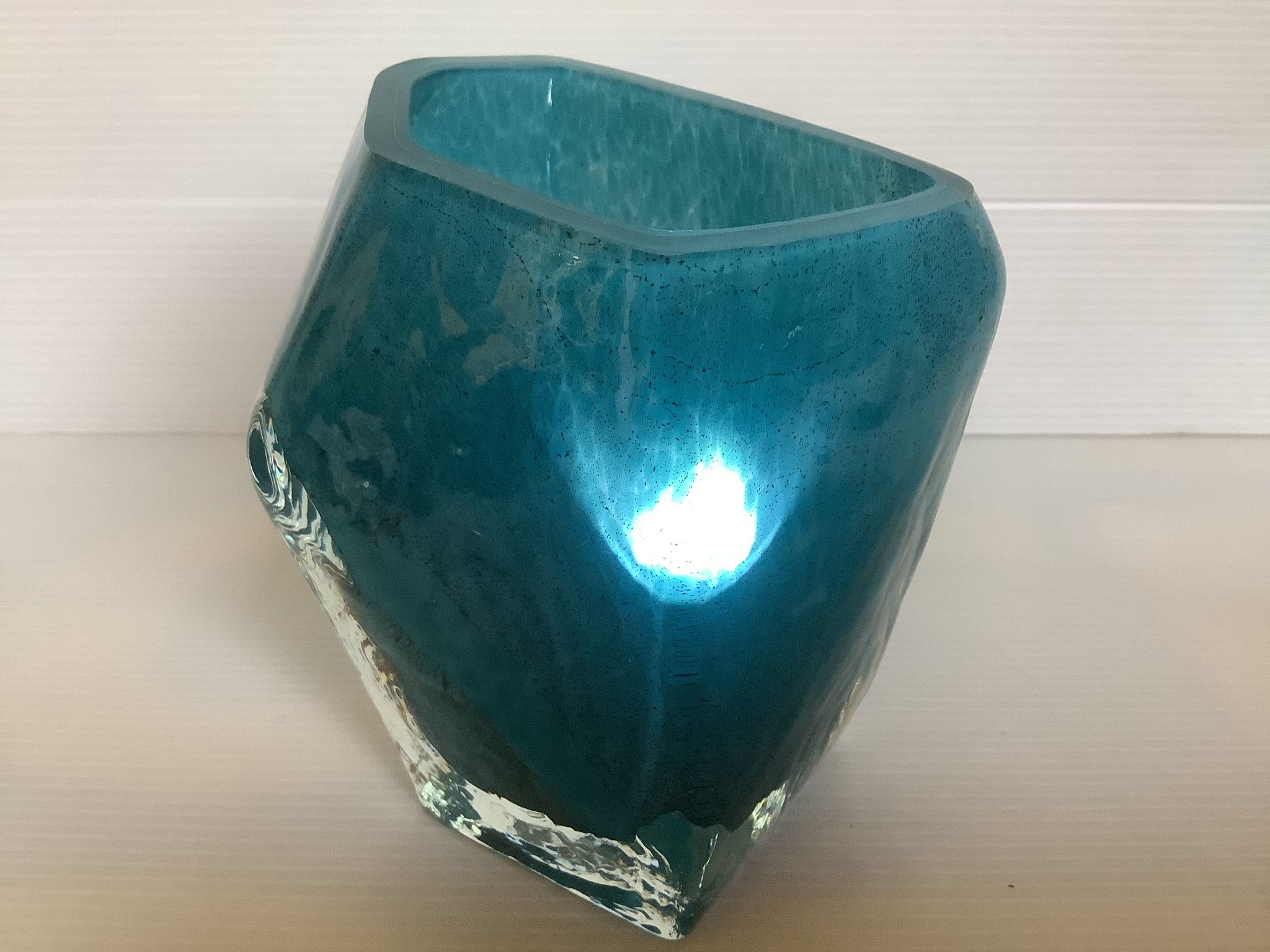 Vase Pentagone bleu et doré pâte de verre
