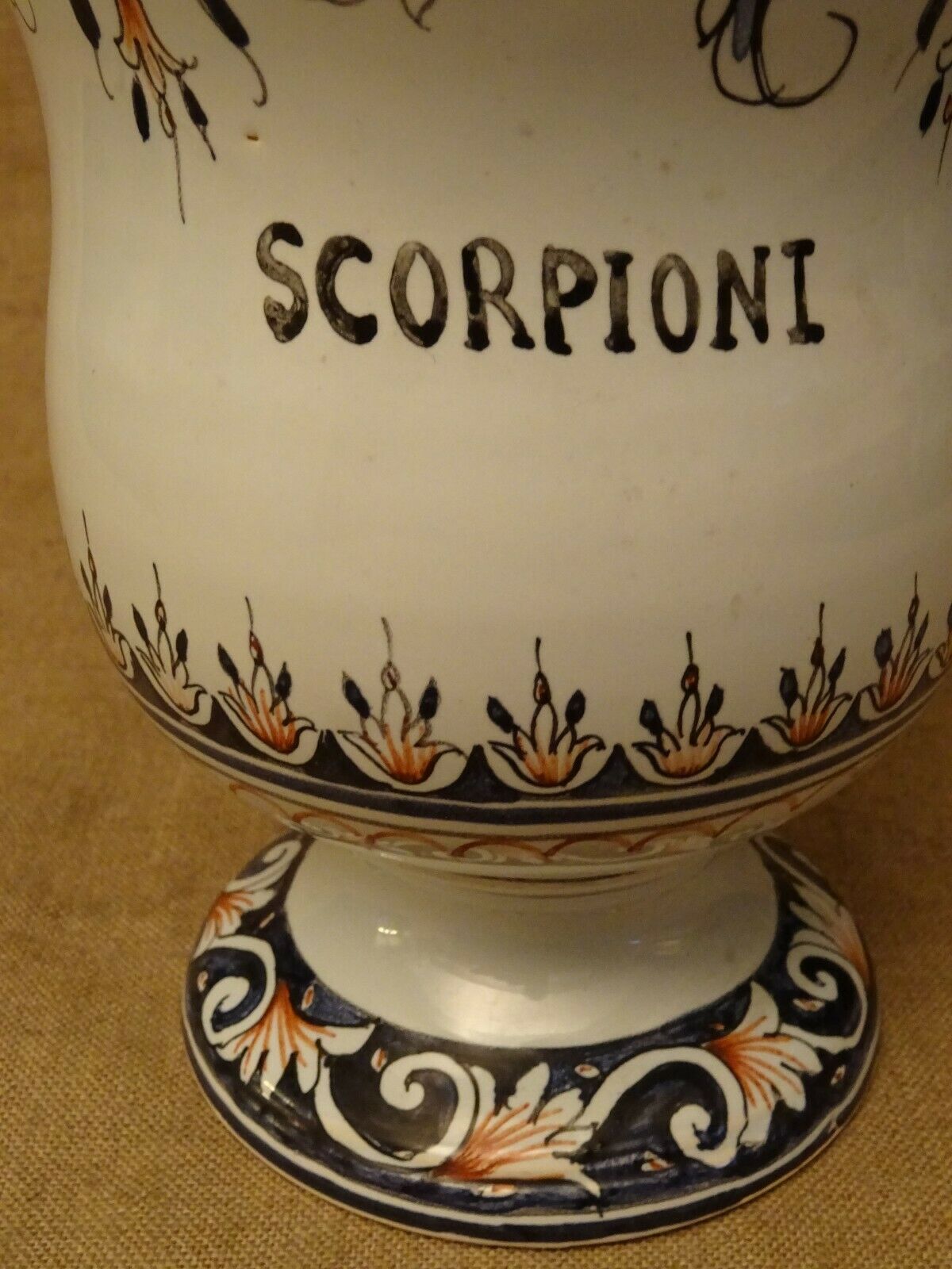 Pot à pharmacie en faïence décor style rouen scorpioni xxeme