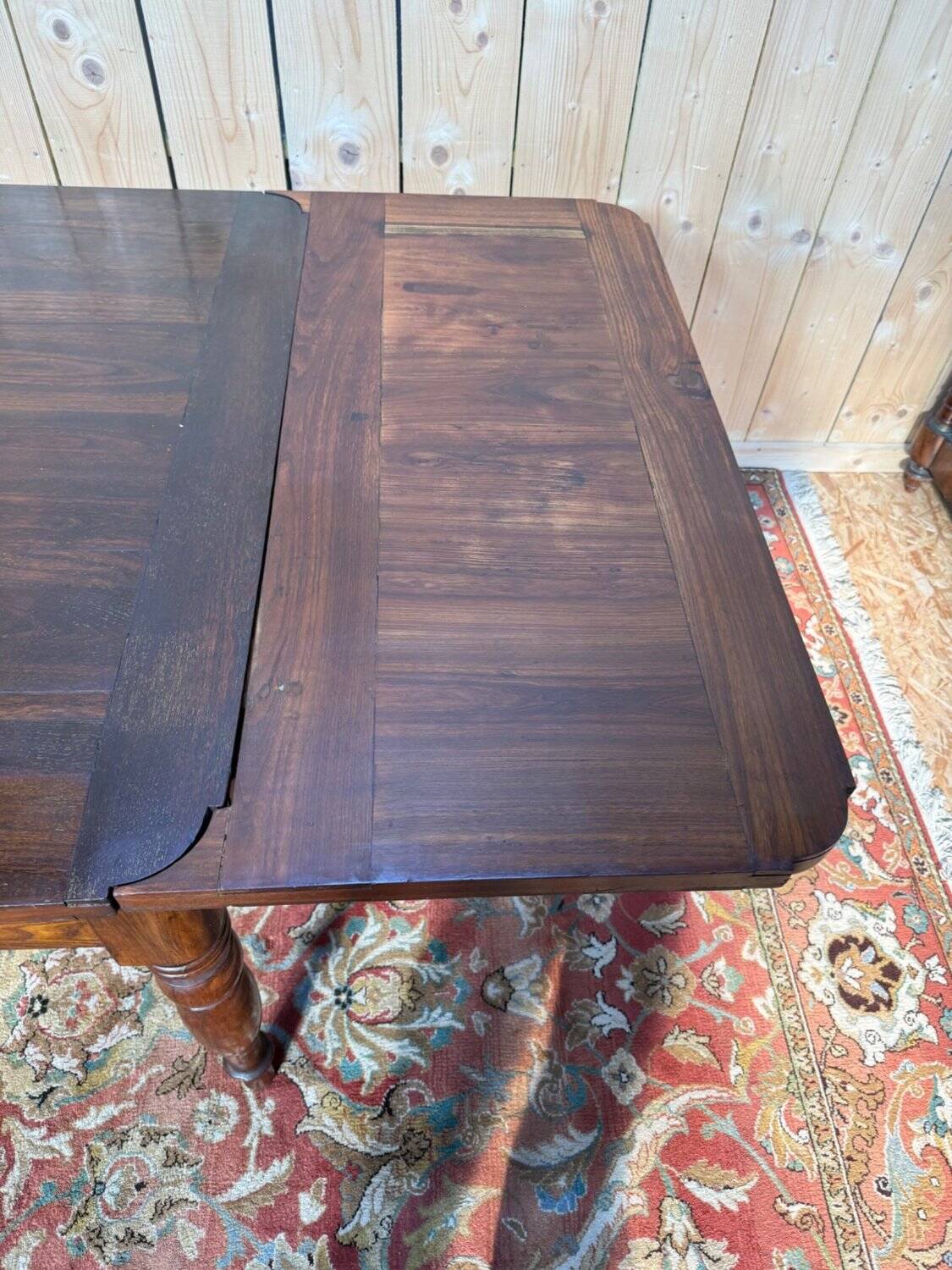 Extendable table with integrated leaves – Second Empire style – 19th century – Solid wood