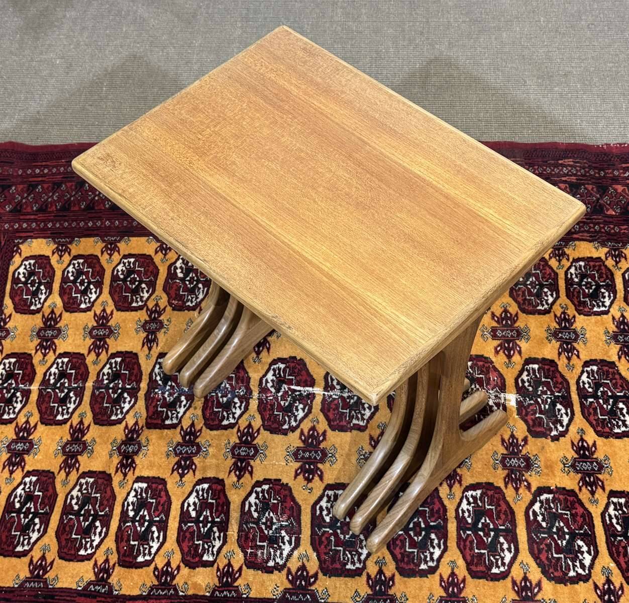 Suite de tables gigognes en teck des années 1970 de la marque GPlan