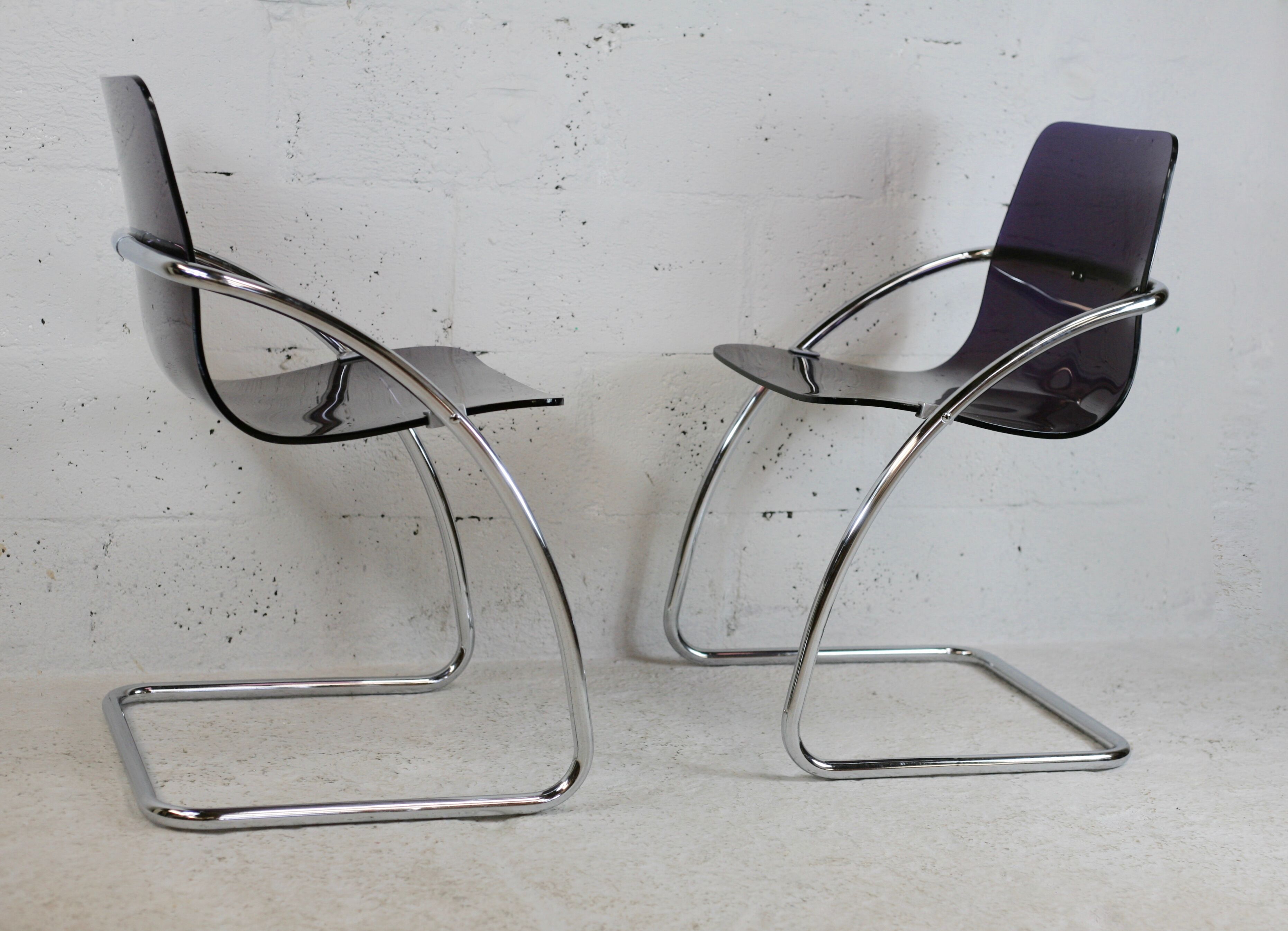 Pair of chairs by Yves Christin, tubular steel, purple plexiglass. Ed. Airborne, France cira 1970