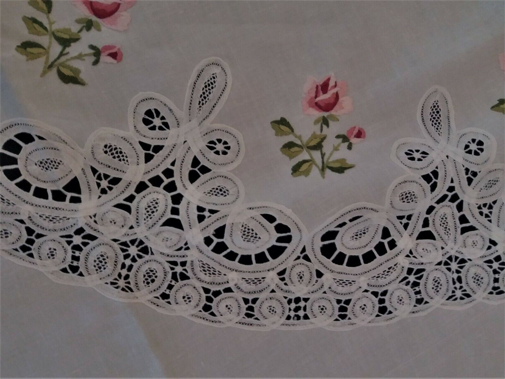 Linge de table nappe ronde huit serviettes dentelle de Luxeuil lin