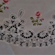Linge de table nappe ronde huit serviettes dentelle de Luxeuil lin