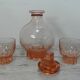 Carafe en verre rose avec 2 verres