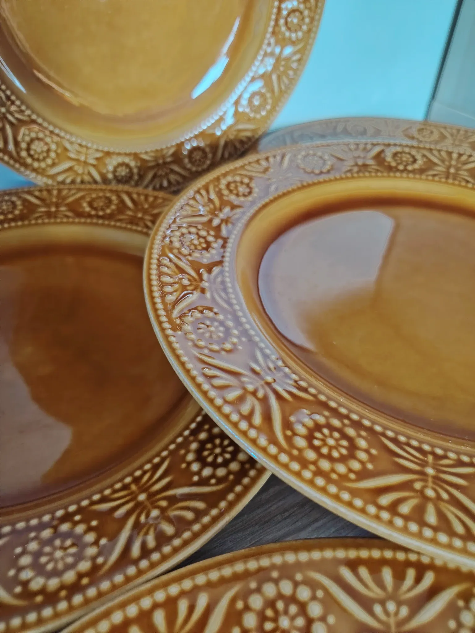 Assiettes majolaine ocre marron caramel 