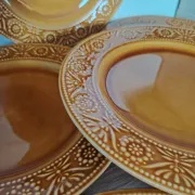Assiettes majolaine ocre marron caramel 