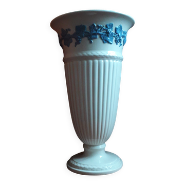 Vintage English vase in Wedgwood.